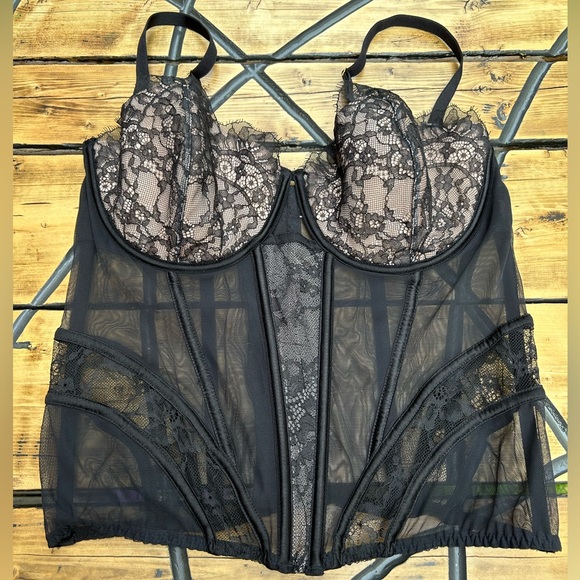 Victoria’s Secret 38D lace Bustier - Picture 1 of 6